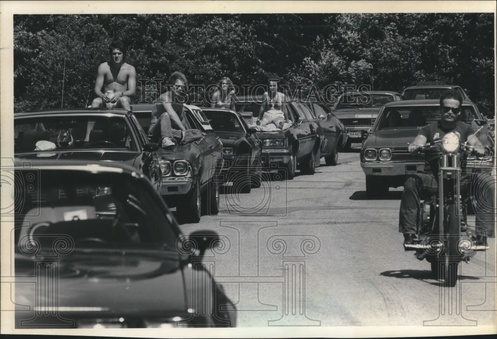 1983 Press Photo People-watching from car hoods at Root River Parkway, Greendale - Historic Images
