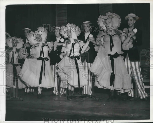 1942 Press Photo Soldiers in the revue as part of the chorus, dancers, New York. - Historic Images