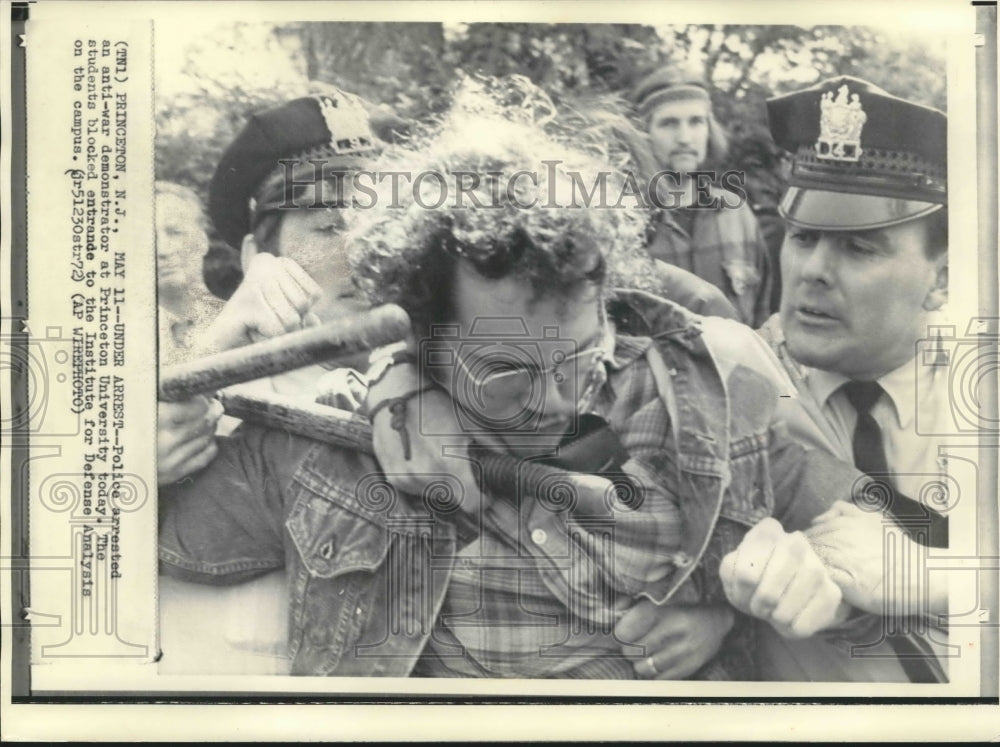 1972 Press Photo Princeton students block Institute for Defense Analysis - Historic Images