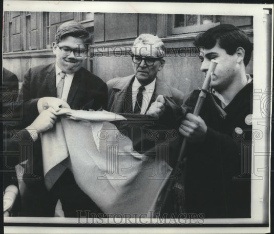 1967 Press Photo John Masterjohn pulling apart Vietcong flag during NYC protest-Historic Images