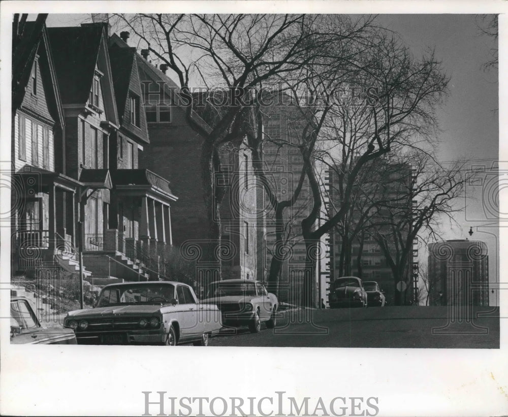1968 Press Photo A view of steep east side streets and apartments, Milwaukee. - Historic Images