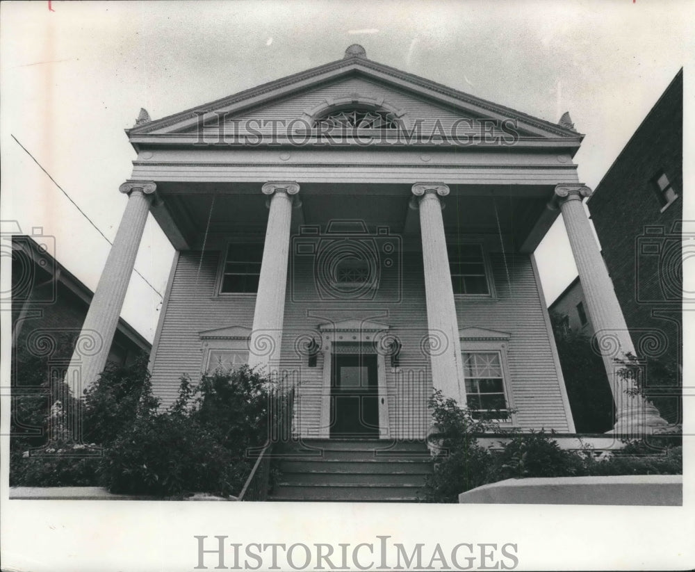 1977 Herman Buemming architect, built columned home, Milwaukee. - Historic Images