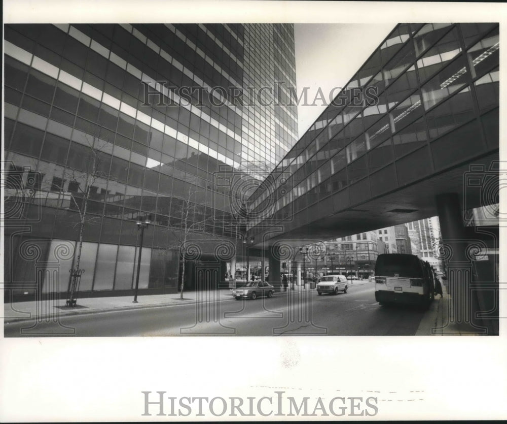 1994 Press Photo Reuss Federal Plaza On West Wisconsin Avenue In Milwaukee - Historic Images