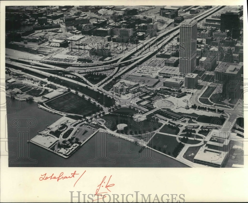 1984 Lakefront aerial view of downtown Milwaukee - Historic Images