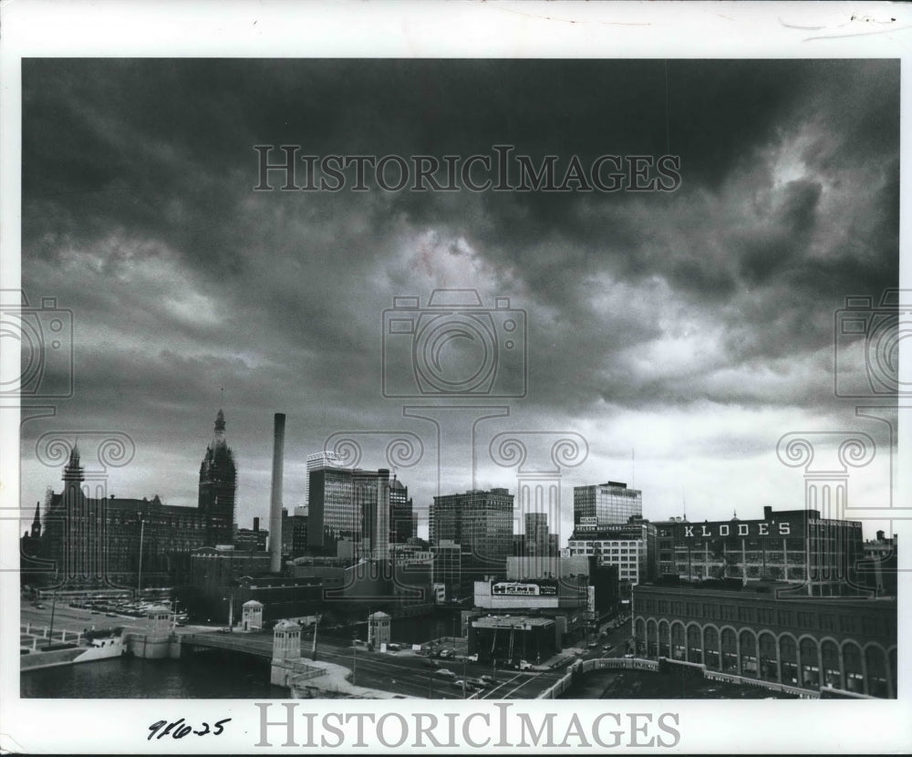 1975 Press Photo Milwaukee aerial views of downtown buildings darkened sky - Historic Images