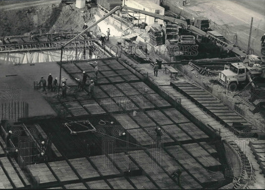 1986 Workmen at Milwaukee Center project, Milwaukee, Wisconsin - Historic Images