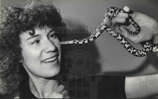 1980 Press Photo Joanna Schuff holding a friendly Milk Snake Milwaukee Zoo. - Historic Images
