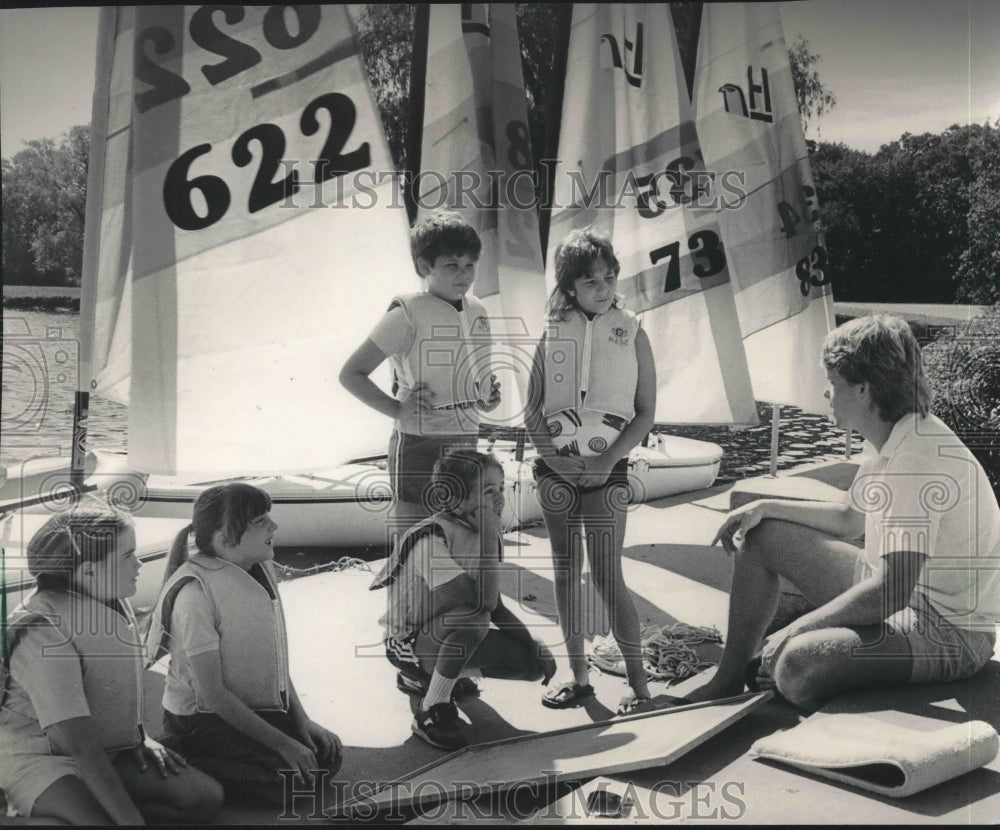 1987 Press Photo Mike Lauenstein gives sailing instruction in West Allis - Historic Images