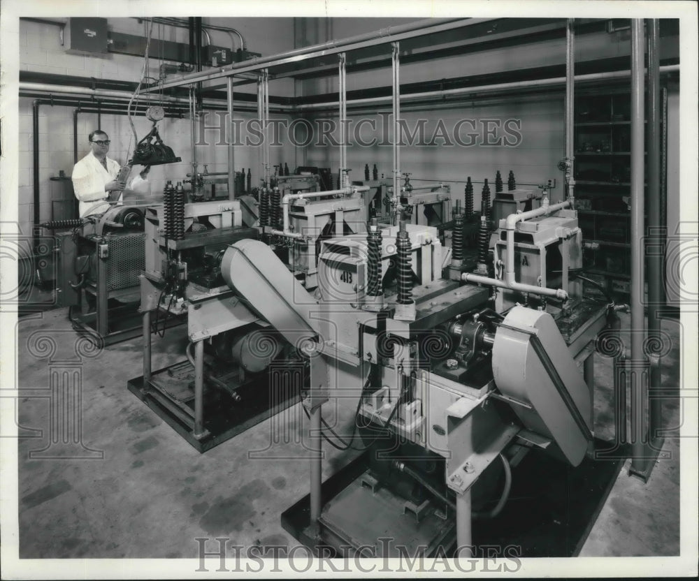 1966 Press Photo Rex Chainbelt technical center test bearings stress Illinois - Historic Images