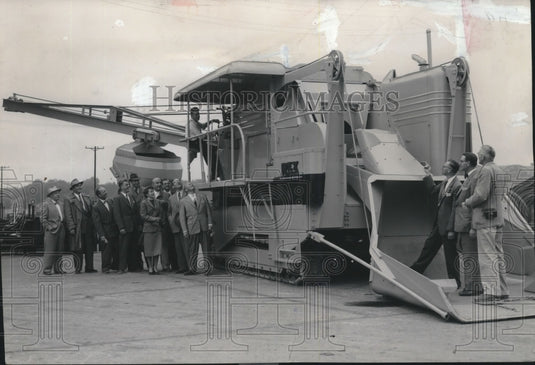 1954 Press Photo Kenneth P. Coan, with large paving machine, Rexnord, Milwaukee - Historic Images