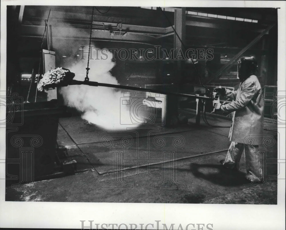 1975 Press Photo Worker processes molten metal at Rexnord, Inc. - mjb59617 - Historic Images