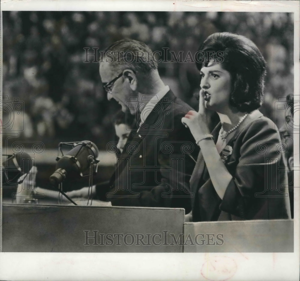 1964 Press Photo Lynda Johnson hushes crowd for her father, Lyndon Johnson - Historic Images