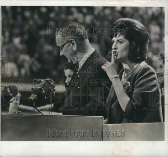 1964 Press Photo Lynda Johnson hushes crowd for her father, Lyndon Johnson - Historic Images