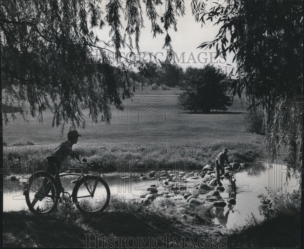 1949 Press Photo William Owens And Gerald Frey Cross Menomonee River - mjb59659-Historic Images