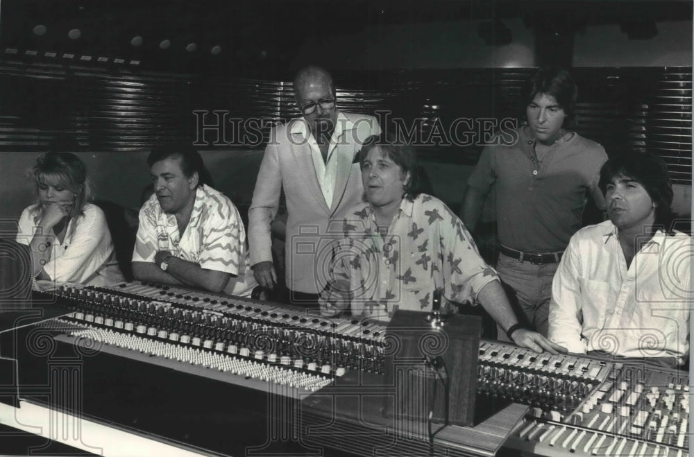 1987 Press Photo The Donaldsons' Cherokee Studios at work producing a record. - Historic Images