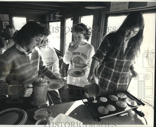 1978 Students enjoy breakfast at Riveredge Nature Center - Historic Images