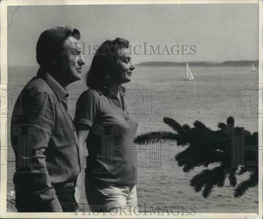 1975 Press Photo Rockefellers on beach at Seal Harbor, ME retreat - mjb59693 - Historic Images