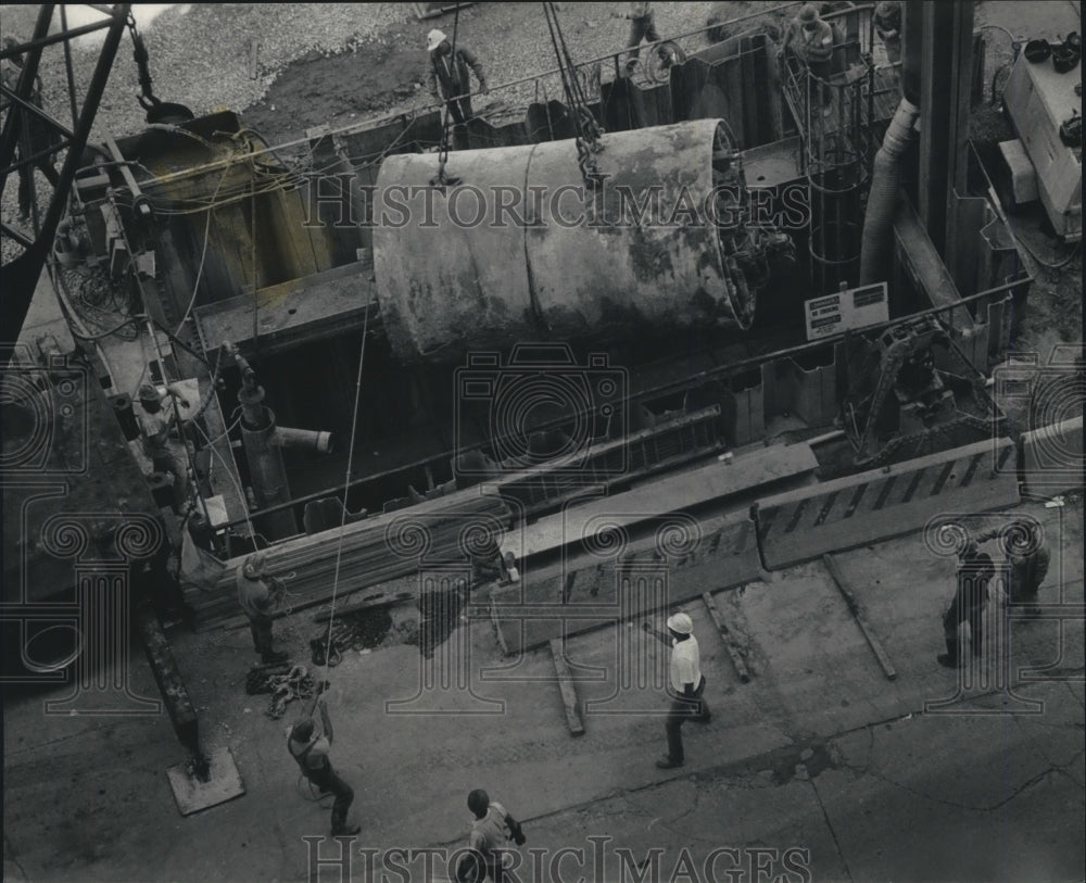 1988 Press Photo Boring Machine hoisted to surface, Milwaukee - mjb59727 - Historic Images