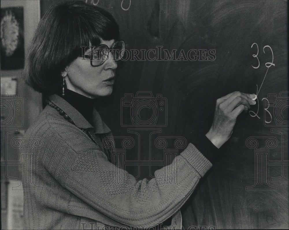 1980 Press Photo Milwaukee School Teacher, Milwaukee - Historic Images