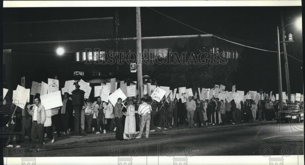 1990  Teachers march in protest, Administration Building Milwaukee - Historic Images