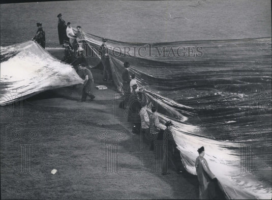 1953 Press Photo Ground crew in action during recent game, Milwaukee Stadium-Historic Images