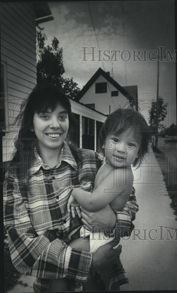 1983 Press Photo Elgin Lane, Milwaukee Residents Denize Zuelzke and Her Son Adam - Historic Images