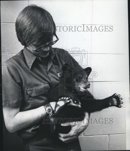 1976 Press Photo Rod Crouse with black bear cub Fonzie at Milwaukee zoo - Historic Images