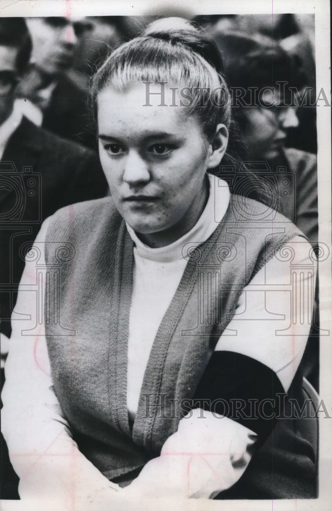 1965 Press Photo Girl wearing black arm band mourn Vietnam war dead, Des Moines - Historic Images