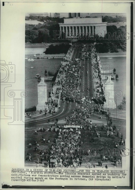 1967 Press Photo Anti-Vietnam War demonstrators on Memorial Bridge Washington DC-Historic Images