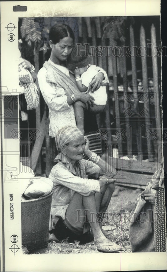 1972 Press Photo South Vietnamese refugees forced to leave homes, walk to Saigon - Historic Images