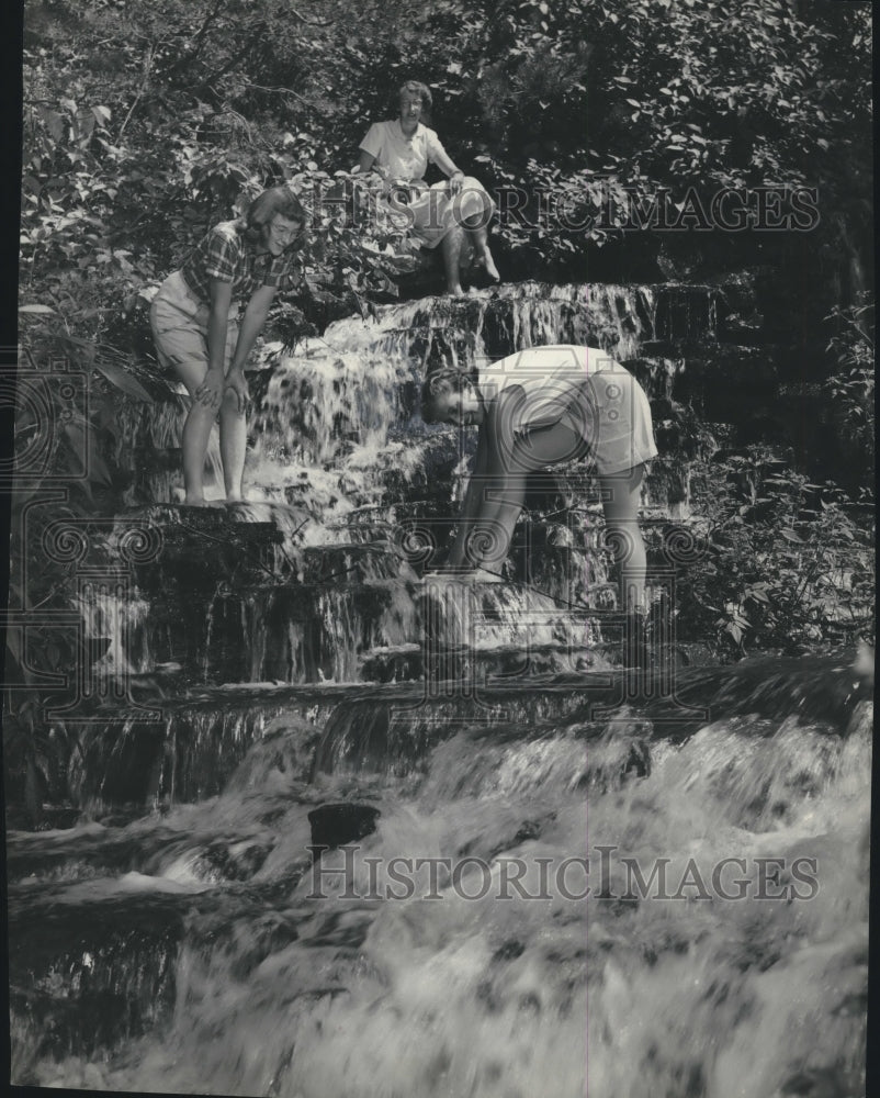 1963 Press Photo Carol Rubow, Carol Lohman, cooling off at park falls, Milwaukee - Historic Images