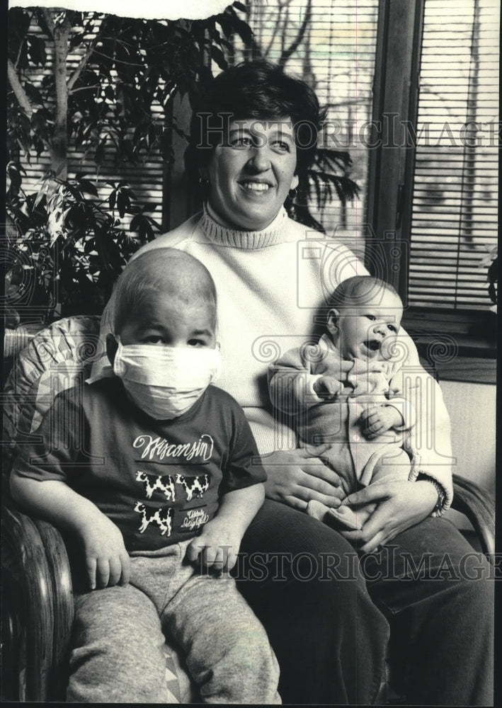 1987 Press Photo Beth Winkler and sons, Ronald McDonald House, Milwaukee County-Historic Images