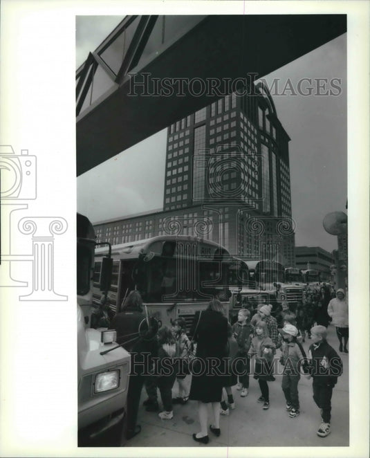 1994 Children boarding buses at Milwaukee Performing Arts Center-Historic Images