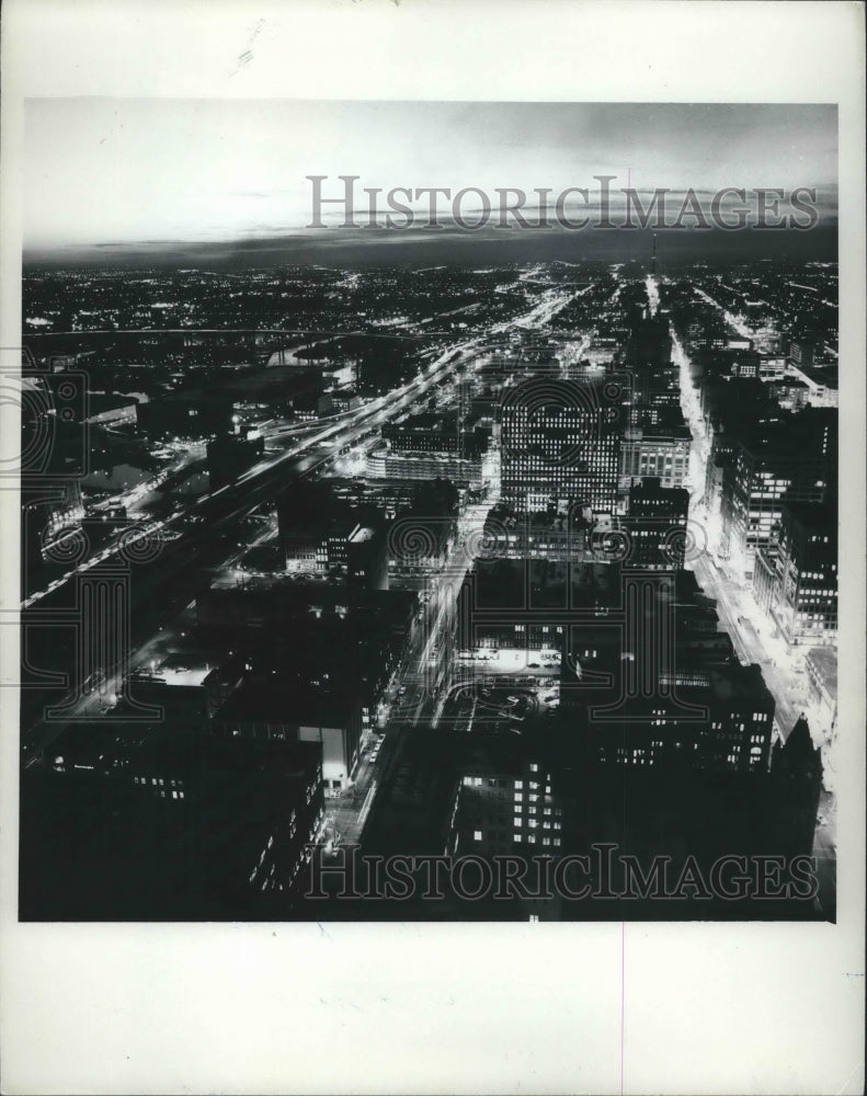 1974 Press Photo View of downtown Milwaukee at night. - mjb60133 - Historic Images