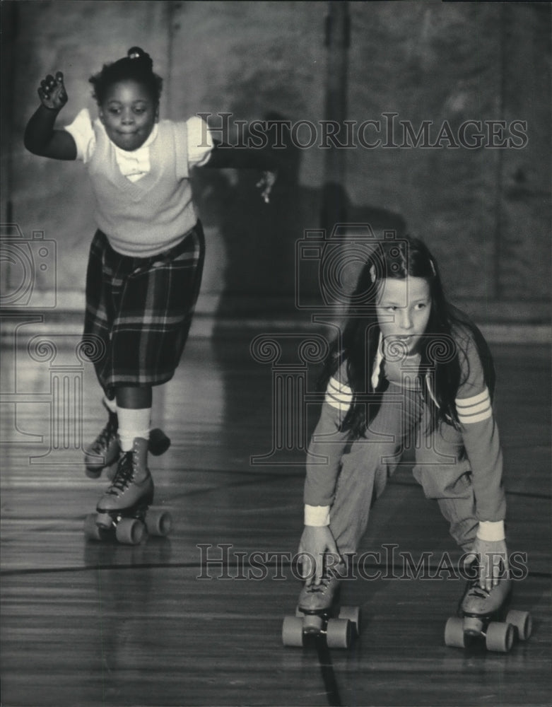 1984 Press Photo Pupils enjoying a skate with after school program, Milwaukee - Historic Images