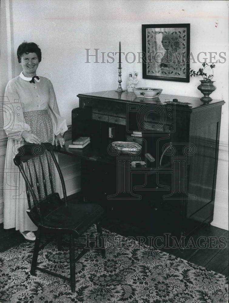 1971 Press Photo Hawks Inn, Mrs. Nunnemacher, admires period butlers desk - Historic Images