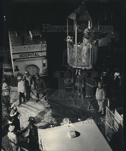 1988 Milwaukee Sewer Accidents, rescue workers-Historic Images