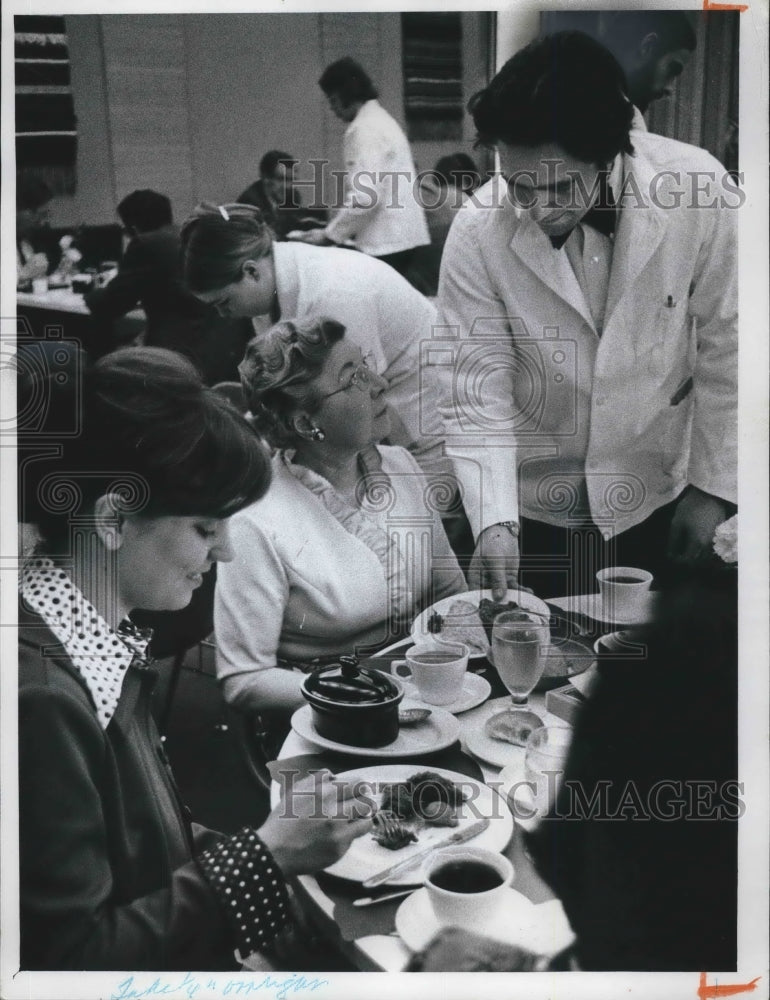 1974 Press Photo Genevieve Schubert, Dean of Home Economics/Food service MATC - Historic Images