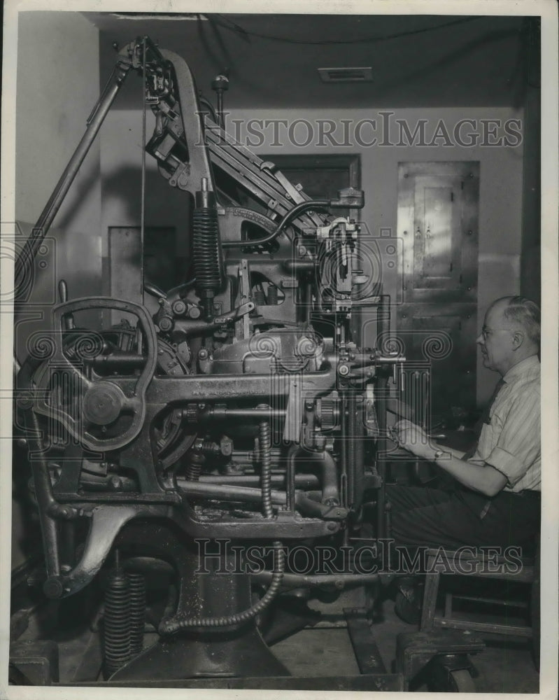 1950 Press Photo Employee at Journal plant next to converted Model K, Milwaukee. - Historic Images