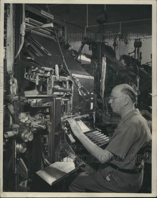 1953 Press Photo Leroy Green at the typesetting machine at Journal, Milwaukee - Historic Images