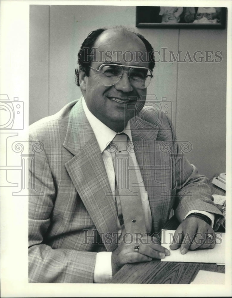 1987 Press Photo Fred Hasselbein, Director Comprehensive Services, Milwaukee - Historic Images