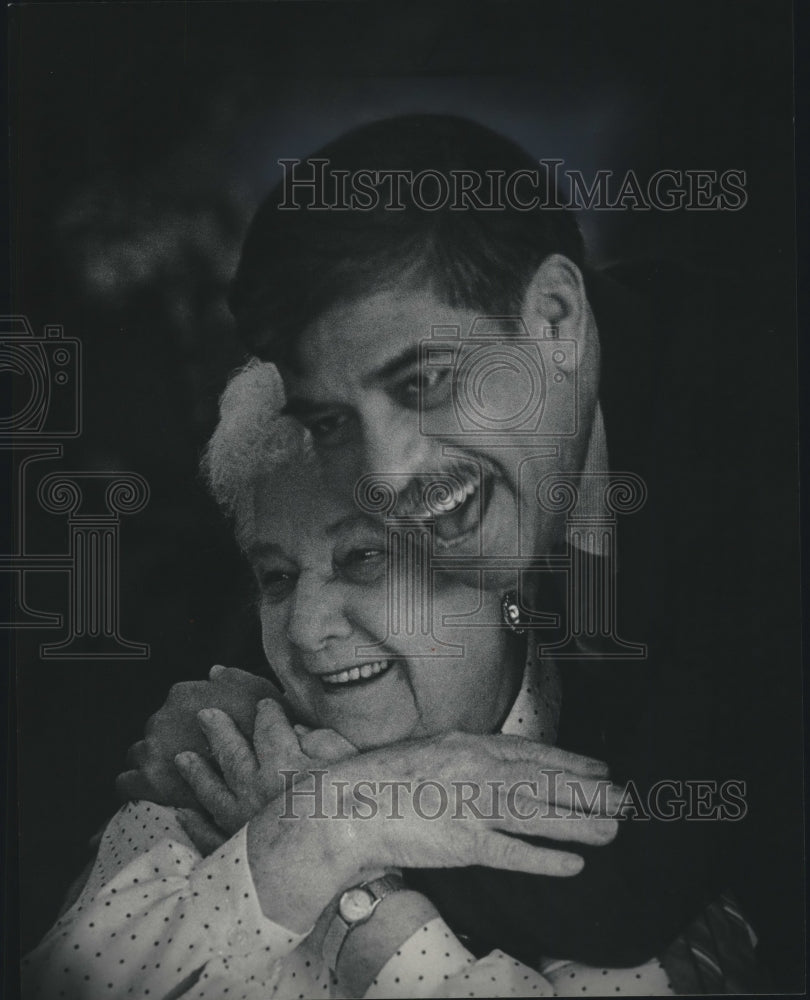 1985 Press Photo Richard Hernandez announced his mayoral candidacy, Marie Kapsos - Historic Images