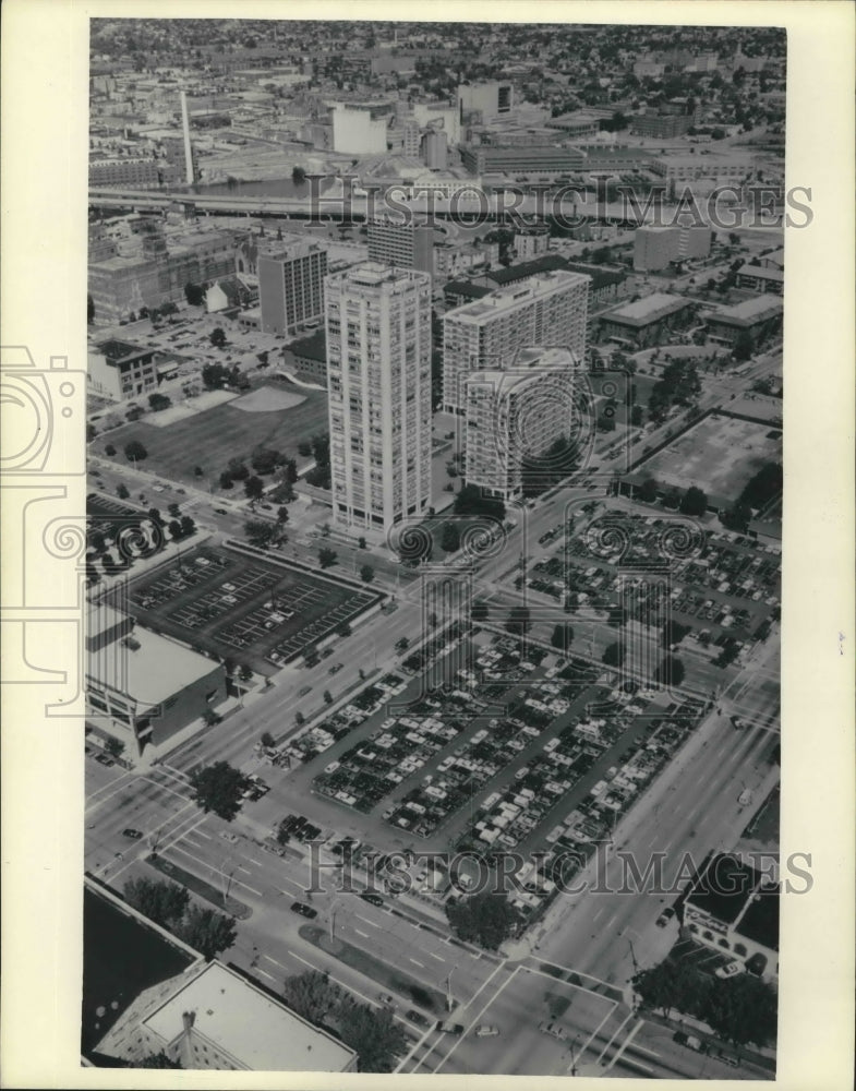 1984 Press Photo Aerial view of Milwaukee skyline - mjb60346 - Historic Images