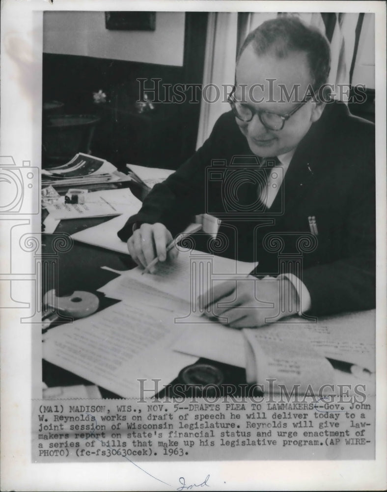 1963 Press Photo Governor John Reynolds drafts a speech, Madison, Wisconsin - Historic Images