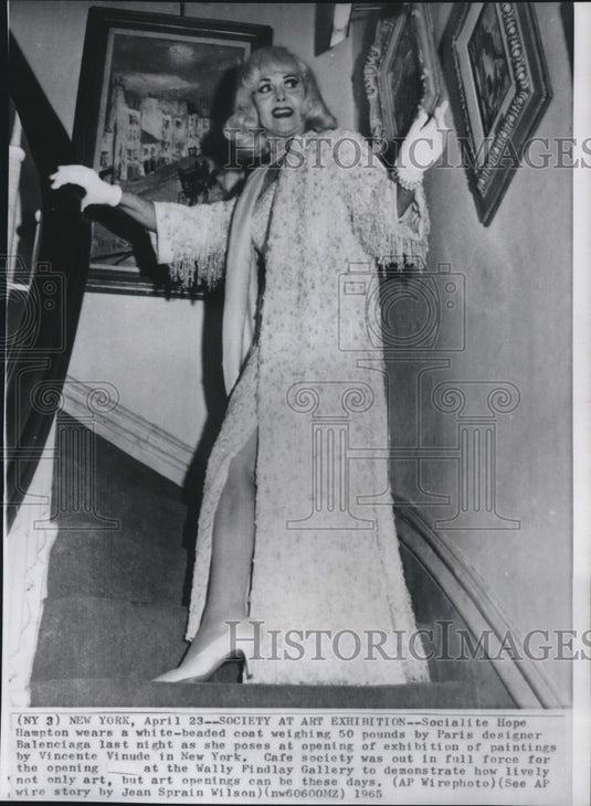 1965 Press Photo Socialite Hope Hampton at exhibition for Vincente Vinude - Historic Images