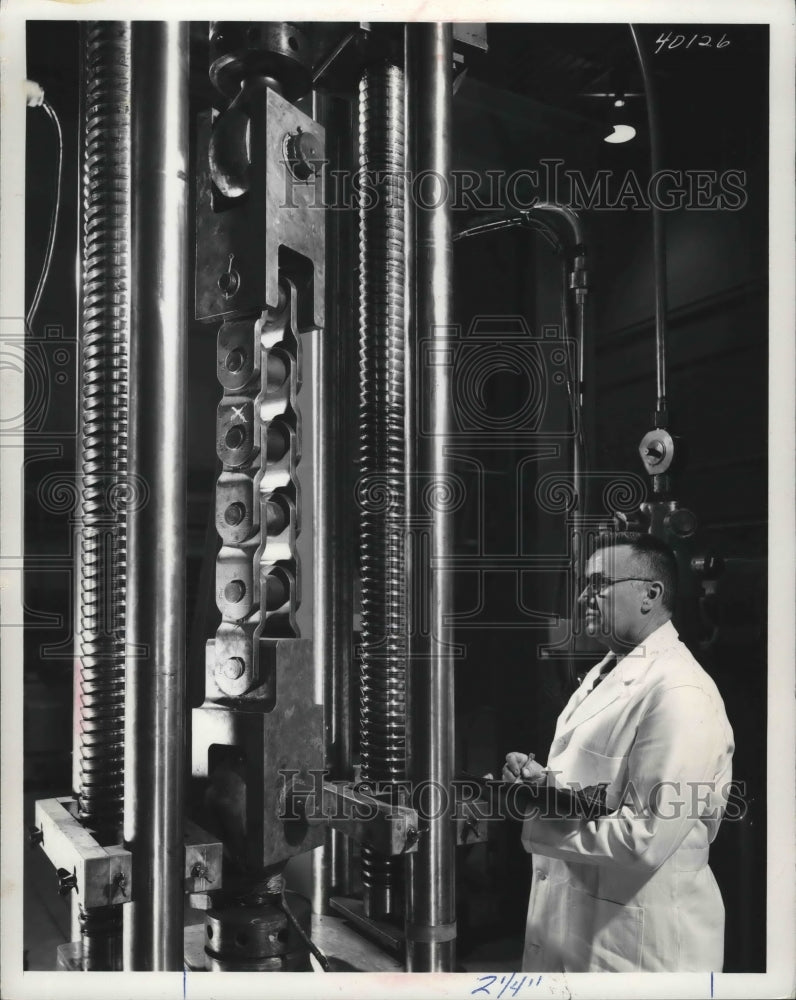 1966 Press Photo Rex Chainbelt Incorporated has worlds largest chain tester - Historic Images