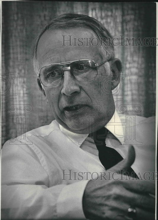 1986 Walter L. Robb, VP and Group Executive of GE Medical Systems - Historic Images