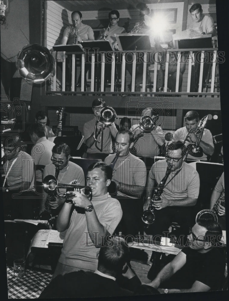 1970 Press Photo Musician Jim Robak with band in Milwaukee - mjb60461 - Historic Images