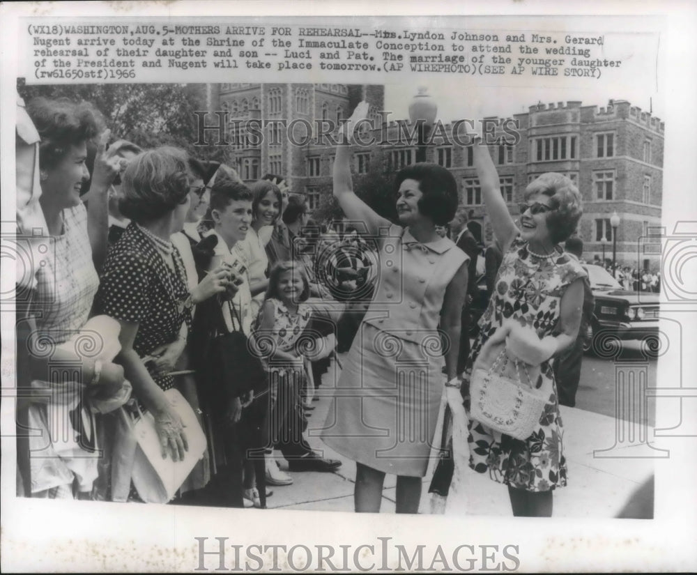 1966 Press Photo Mrs. Lyndon Johnson and Mrs. Gerald Nugent arrive for wedding - Historic Images