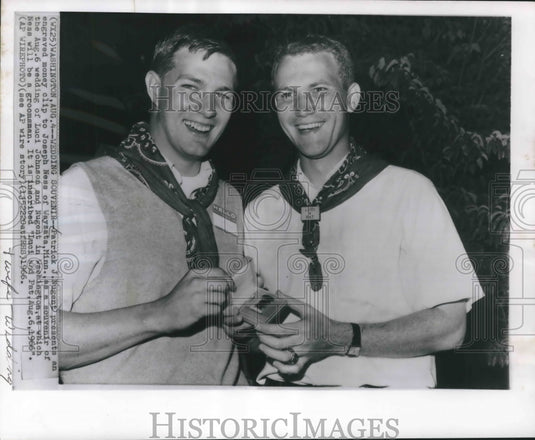 1966 Press Photo Joseph Nugent presents engraved money clip to Joseph Ness - Historic Images
